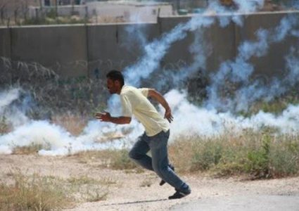 اصابات بالاختناق عقب منع الاحتلال أهالي قصرة من الوصول لأراضيهم