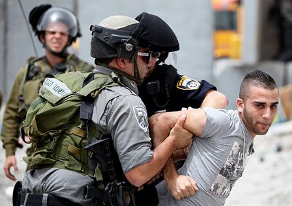 الاحتلال يعتقل شابين من بلدة الطور