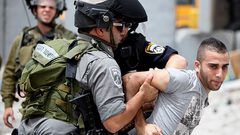 الاحتلال يعتقل شابين من بلدة الطور