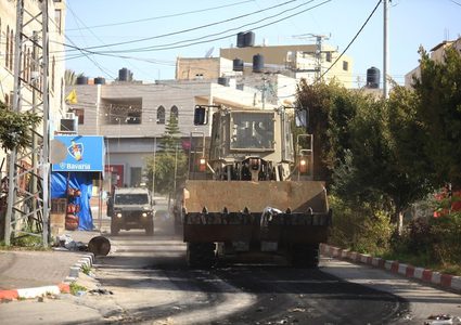 من اقتحام قوات الاحتلال لمخيم جنين صباح اليوم الخميس وتصدي المواطنين لهم- مما أدى لاستشهاد شابين واصابة 15 أخرين