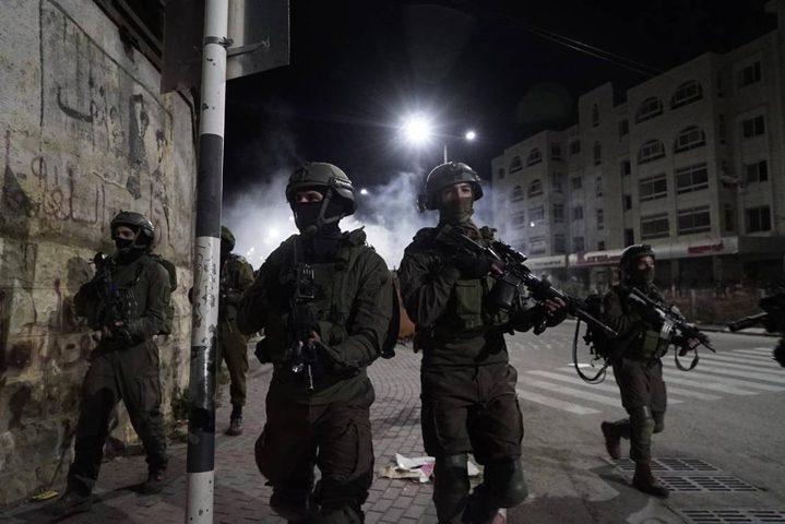 الاحتلال يعتقل 13 مواطنا من الضفة بينهم النائب أحمد عطون