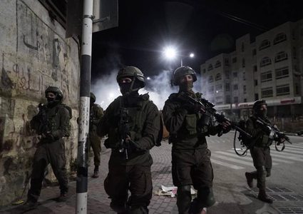 الاحتلال يعتقل 13 مواطنا من الضفة بينهم النائب أحمد عطون