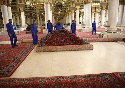 السعودية :فرش 25 ألف سجادة جديدة بالمسجد الحرام لاستقبال المصلين