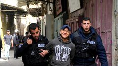 الاحتلال يعتقل شابا من منطقة باب العمود في القدس