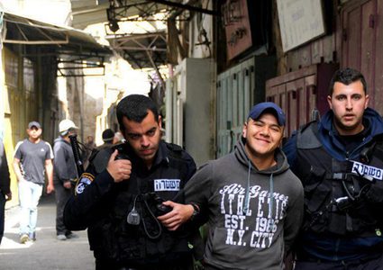 الاحتلال يعتقل شابا من منطقة باب العمود في القدس