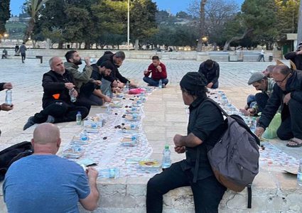 أجواء إفطار اليوم الأول من شهر رمضان في رحاب المسجد الأقصى