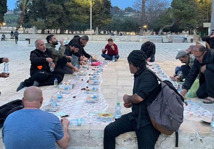 أجواء تناول الإفطار في اليوم الأول من شهر رمضان في رحاب المسجد الأقصى المبارك.