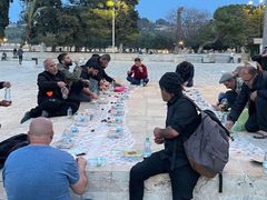 أجواء تناول الإفطار في اليوم الأول من شهر رمضان في رحاب المسجد الأقصى المبارك.