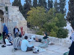 أجواء تناول الإفطار في اليوم الأول من شهر رمضان في رحاب المسجد الأقصى المبارك.