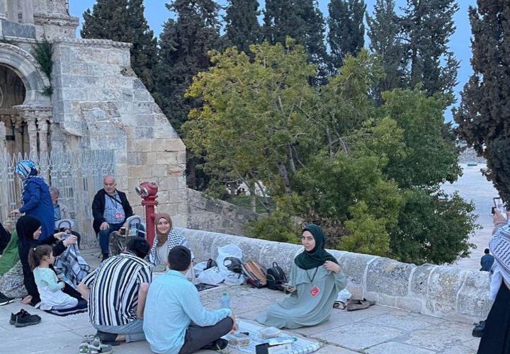 أجواء تناول الإفطار في اليوم الأول من شهر رمضان في رحاب المسجد الأقصى المبارك.