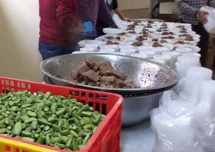 تكية نابلس الخيرية توزع 2500 وجبة "فول بلبن" في أول أيام رمضان