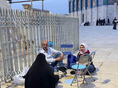 أجواء تناول الإفطار في اليوم الأول من شهر رمضان في رحاب المسجد الأقصى المبارك.