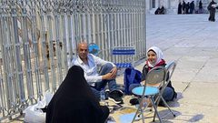 أجواء تناول الإفطار في اليوم الأول من شهر رمضان في رحاب المسجد الأقصى المبارك.