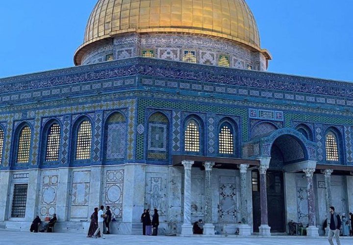 أجواء تناول الإفطار في اليوم الأول من شهر رمضان في رحاب المسجد الأقصى المبارك.