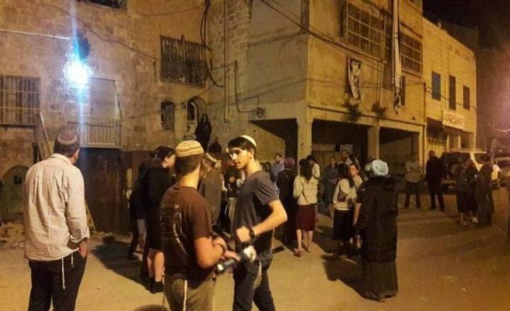 مستوطنون يهاجمون منازل المواطنين في الخليل