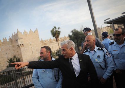 لابيد يقوم بجولة استفزازية في باب العامود