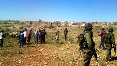 الاحتلال يمنع المزارعين من الوصول إلى أراضيهم شمال الخليل