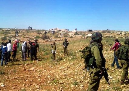 الاحتلال يمنع المزارعين من الوصول إلى أراضيهم شمال الخليل