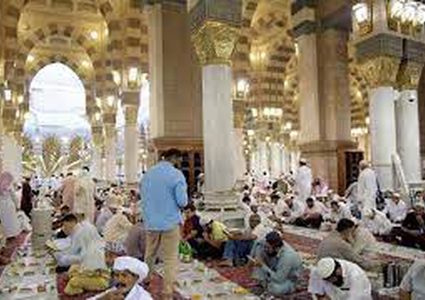 السفرة الرمضانية تعود إلى المسجد النبوي بعد غياب عامين