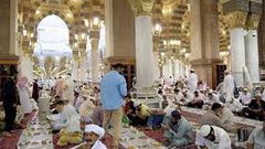 السفرة الرمضانية تعود إلى المسجد النبوي بعد غياب عامين