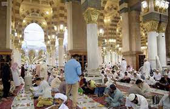 السفرة الرمضانية تعود إلى المسجد النبوي بعد غياب عامين