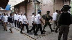 مستوطنون يعتدون على منازل المواطنين في الخليل