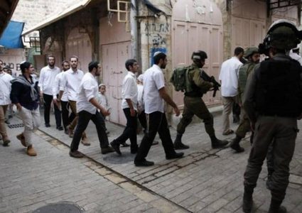 مستوطنون يعتدون على منازل المواطنين في الخليل