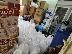 تقدم تكية نابلس الخيرية، وجبات طعام للصائمين والمحتاجين، خلال شهر رمضان المبارك بشكل يومي. 
وتستقبل التكية التبرعات لمن يرغب في تقديم الخير في شهر مضان المبارك.