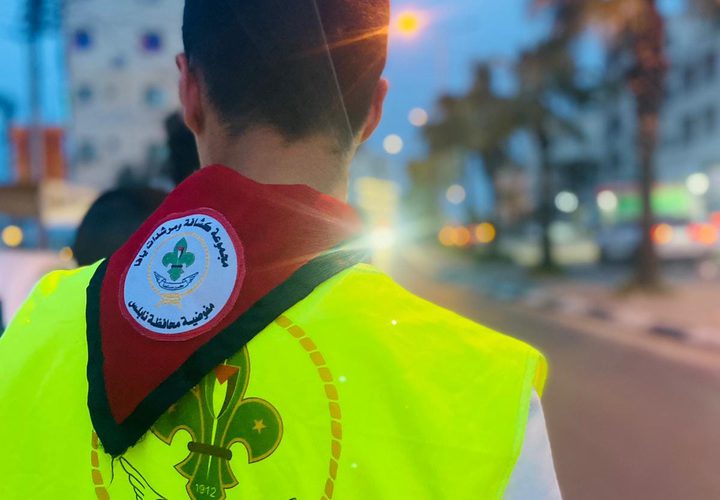 مجموعة كشافة يافا تواظب على نشاط توزيع الماء والتمر على المارة المتأخرين عن موعد الإفطار على شارع القدس شرقي مدينة نابلس.