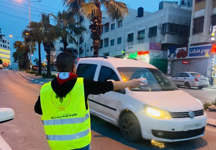مجموعة كشافة يافا تواظب على نشاط توزيع الماء والتمر على المارة المتأخرين عن موعد الإفطار على شارع القدس شرقي مدينة نابلس