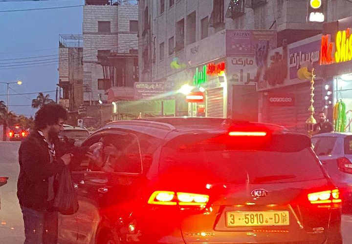 مجموعة كشافة يافا تواظب على نشاط توزيع الماء والتمر على المارة المتأخرين عن موعد الإفطار على شارع القدس شرقي مدينة نابلس.