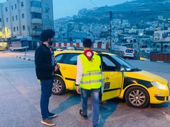 مجموعة كشافة يافا تواظب على نشاط توزيع الماء والتمر على المارة المتأخرين عن موعد الإفطار على شارع القدس شرقي مدينة نابلس
