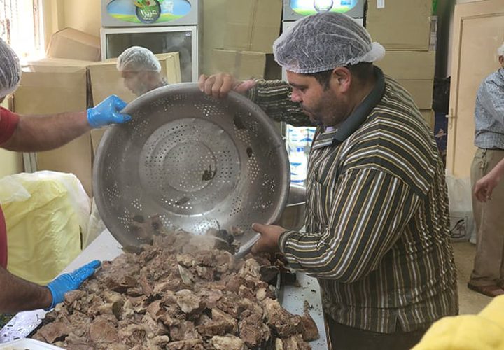 تقدم تكية نابلس الخيرية، وجبات طعام للصائمين والمحتاجين، خلال شهر رمضان المبارك بشكل يومي. 
وتستقبل التكية التبرعات لمن يرغب في تقديم الخير في شهر مضان المبارك.