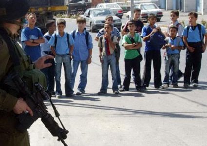 الاحتلال يحتجز ثلاثة طلاب جنوب بيت لحم