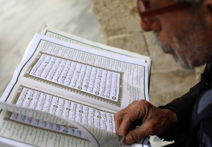 مواطنون من غزة يؤدون الصلوات وقراء القرآن في المسجد العمري الكبير في قطاع غزة