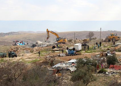 مستوطنون يواصلون إنشاء بؤرة استيطانية في الأغوار