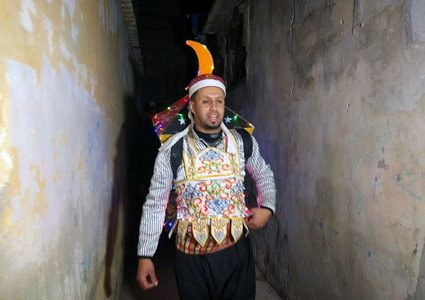 المسحراتي عبد الخالق عطوان وأصدقائه محمد شعت والمصري يوقظون الناس للسحور خلال شهر رمضان المبارك منذ أكثر من 10 أعوام في مدينة رفح جنوبي قطاع غزة