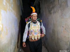 المسحراتي عبد الخالق عطوان وأصدقائه محمد شعت والمصري يوقظون الناس للسحور خلال شهر رمضان المبارك منذ أكثر من 10 أعوام في مدينة رفح جنوبي قطاع غزة