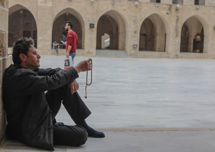 مواطنون من غزة يؤدون الصلوات وقراء القرآن في المسجد العمري الكبير في قطاع غزة