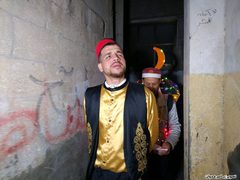 المسحراتي عبد الخالق عطوان وأصدقائه محمد شعت والمصري يوقظون الناس للسحور خلال شهر رمضان المبارك منذ أكثر من 10 أعوام في مدينة رفح جنوبي قطاع غزة