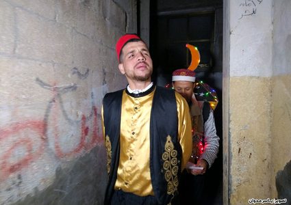 عبد الخالق عطوان.. مسحراتي من غزة لأكثر من 10 أعوام