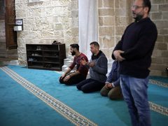 مواطنون من غزة يؤدون الصلوات وقراء القرآن في المسجد العمري الكبير في قطاع غزة