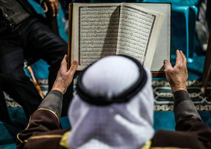 مواطنون من غزة يؤدون الصلوات وقراء القرآن في المسجد العمري الكبير في قطاع غزة