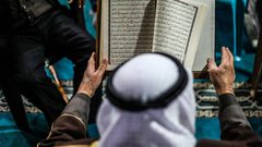 مواطنون من غزة يؤدون الصلوات وقراء القرآن في المسجد العمري الكبير في قطاع غزة