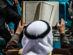مواطنون من غزة يؤدون الصلوات وقراء القرآن في المسجد العمري الكبير في قطاع غزة