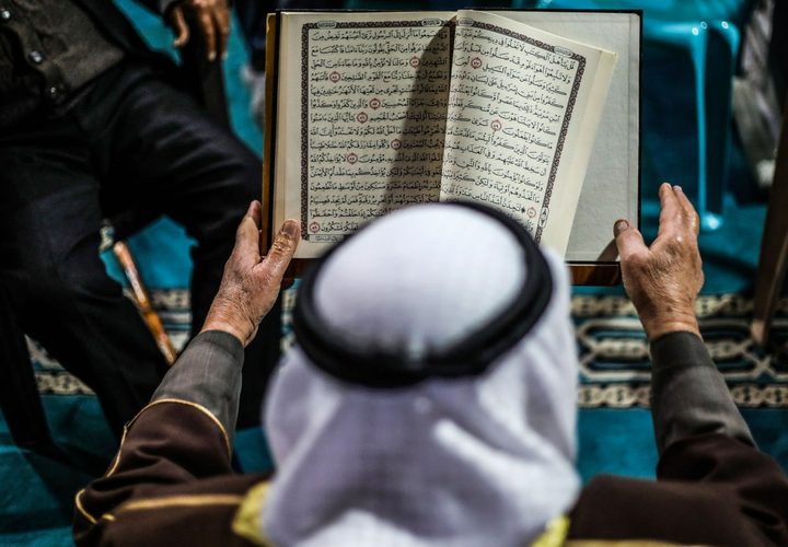 مواطنون من غزة يؤدون الصلوات وقراء القرآن في المسجد العمري الكبير في قطاع غزة