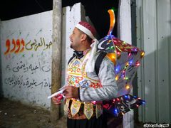 المسحراتي عبد الخالق عطوان وأصدقائه محمد شعت والمصري يوقظون الناس للسحور خلال شهر رمضان المبارك منذ أكثر من 10 أعوام في مدينة رفح جنوبي قطاع غزة