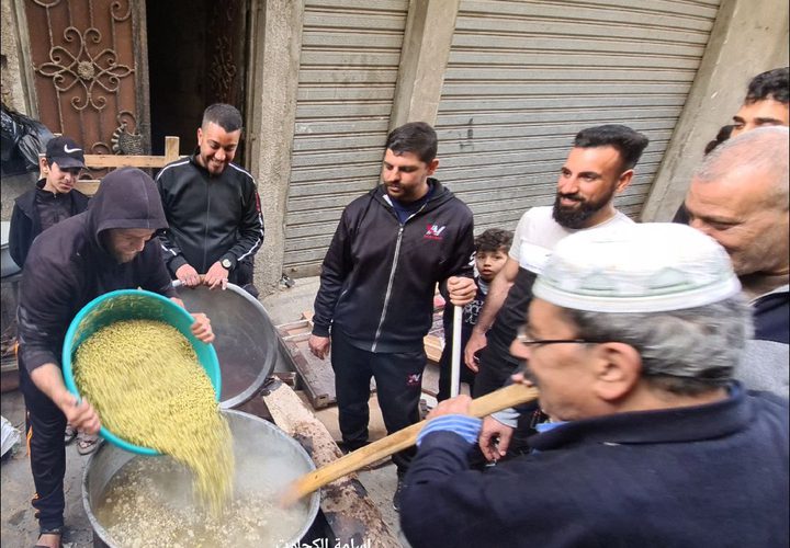 أبو يوسف يطبخ الجريشة ويوزعها مجانا لأهل حارته طيلة شهر رمضان المبارك، للعام السابع على التوالي.