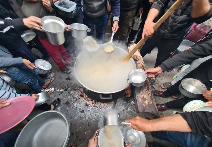أبو يوسف يطبخ الجريشة ويوزعها مجانا لأهل حارته طيلة شهر رمضان المبارك، للعام السابع على التوالي.