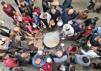 أبو يوسف يطبخ الجريشة ويوزعها مجانا لأهل حارته طيلة شهر رمضان المبارك، للعام السابع على التوالي.